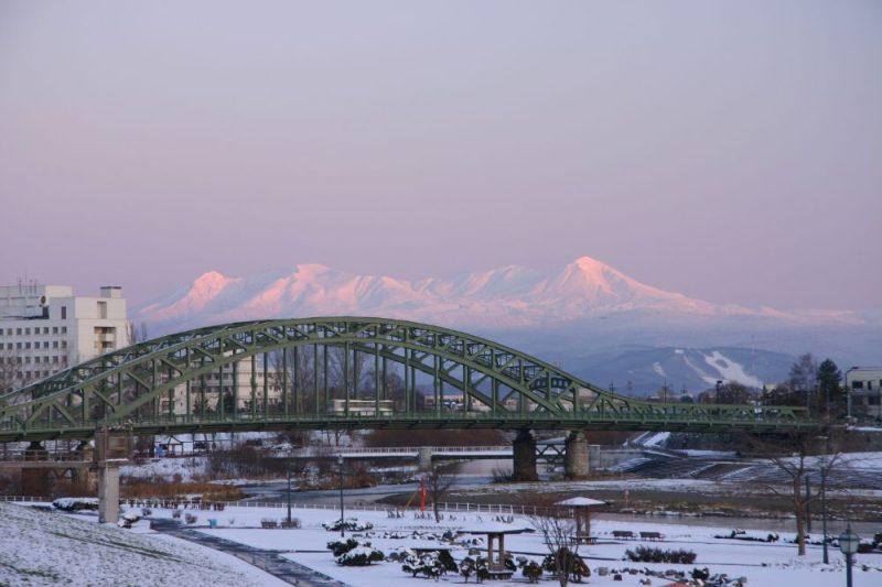 旭川市「旭橋と大雪山」