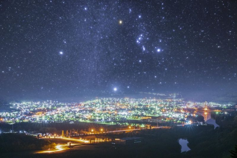 芦別市「夜景と星空（上金剛山展望台より）」